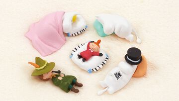 ムーミンやスナフキンたちがすやすや眠る姿がかわいい。新作マスコットガチャが6月中旬に発売。取り外し可能な小物つき