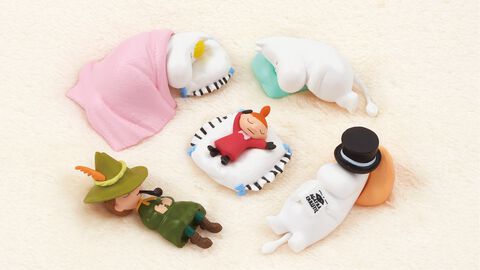 ムーミンやスナフキンたちがすやすや眠る姿がかわいい。新作マスコットガチャが6月中旬に発売。取り外し可能な小物つき