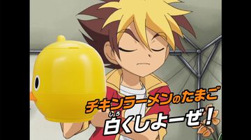 『カブトボーグ』×チキンラーメンのカオスなコラボ映像公開！ リュウセイ、ロイドさんの新録ボイスで“しろたまメイカー”紹介【熱きお湯をチャージ・イン！】