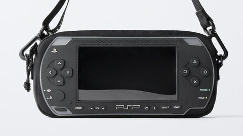 “PSP”デザインのクロスボディバッグがZARAで発売中。画面部分にスマホを入れて操作できるビニール窓付き。左右の方向キーや◯✕△▢ボタン、アナログパッドといった特徴的な意匠も