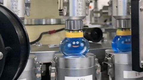 【ドラクエ】キングスライム目薬の製造動画が公開。ベルトコンベアで運ばれるキングスライムのむれがあらわれた