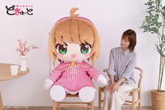 『カードキャプターさくら』の超特大ぬいぐるみが登場、高さはおよそ100cm。7月3日11時より予約開始【巨大ですわ、さくらちゃん】