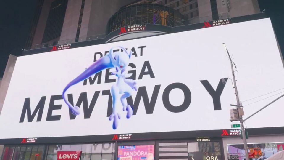 『ポケモンGO』渋谷から消えたミュウツー、ニューヨークへ!? NYタイムズスクエアにメガミュウツーY登場、1000人以上参加のレイドバトルが実施