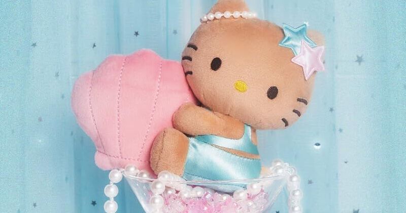 日焼けキティのぬいぐるみチャームつきファンムックが登場。貝殻を抱え