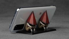 『サイレントヒル 2』三角様のスマホスタンド、様ではなく「三角ちゃん」。ゆるいけどどこか哀愁漂う支え姿