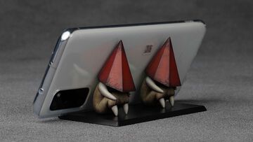 『サイレントヒル 2』三角様のスマホスタンド、様ではなく「三角ちゃん」。ゆるいけどどこか哀愁漂う支え姿