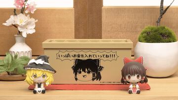 『東方Project』一番くじが本日（8/14）発売。ゆっくり霊夢が「いっぱいお金をいれて行ってね!!!」と言っている賽銭箱風貯金箱がグッドなデザイン