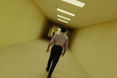 映画『バックルームズ』公開記念ケイン・パーソンズ監督インタビュー。17歳でA24に抜擢された世界最年少監督の創作論、多大な影響を受けた『Portal 2』