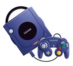 ニンテンドーゲームキューブ25周年。立方体のボディーが風変わりでキュート。コントローラーの形状はいまでも愛用されるほどの人気を誇る【今日は何の日？】