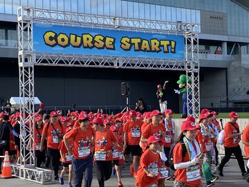 札幌に6000人超の“マリオ”が集結！ 『スーパーマリオ』ファンランイベントが日本で開催、ゴール前には“スタートンネル”も