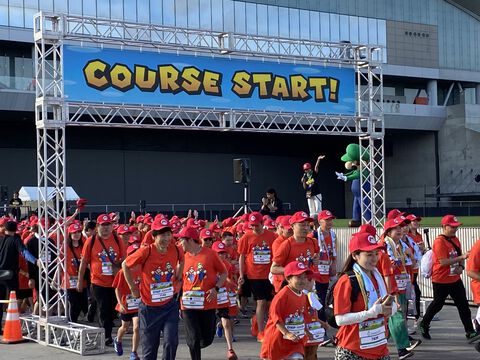 札幌に6000人超の“マリオ”が集結！ 『スーパーマリオ』ファンランイベントが日本で開催、ゴール前には“スタートンネル”も