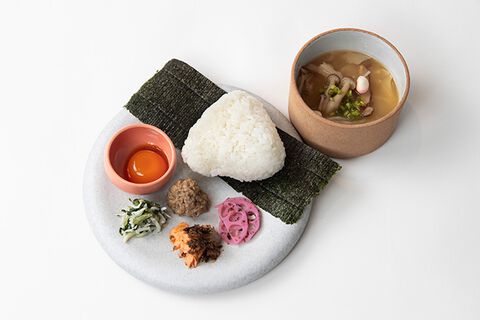 『まんが日本昔ばなし』コラボカフェの全メニュー解禁。“おむすびころりん”から着想を得た“よくばりおにぎりセット”など名作昔話からユニークなメニュー登場