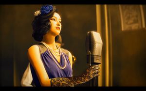 『ストレンジャー ザン ヘヴン』“ショービジネス”の詳細が公開。Adoさんが演じる白井恵子さんの歌唱シーンも。インスピレーションを集めて楽曲を制作。ボーカルやバンドメンバー、演出などを決めて公演の成功を目指す