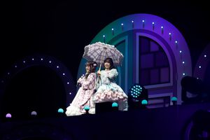 『アイマス ミリオンライブ！』14thライブDAY1エミリー＆まつり主演公演リポート。MCなしで32曲をノンストップで披露。それぞれのソロ新曲はもちろん、ふたりの新デュエット曲も！