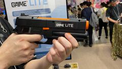達成電器ブースの新型“G'AIM'E（ジーエイム）”の技術デモを試遊。LITEとPROの2種類で幅広い層に向けていく。汎用ガンコンの開発で令和のガンシューブーム到来が見えた【TGS2026】