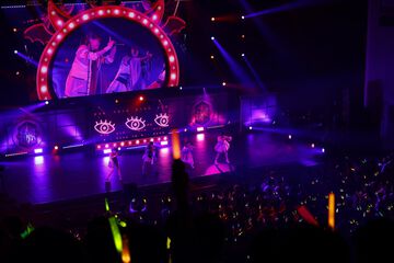 『学マス』標ツアー岩手公演Day1リポート。美鈴の新曲『海奏ララバイ』と千奈の新曲『ワタシカワイイアヒルノコ』、全体曲『Agitato』が初披露。かわいく危険な小悪魔さに、うめき声が上がる