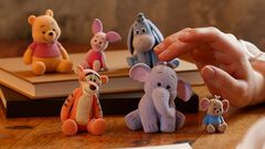 『くまのプーさん』ふわふわぬいぐるみやマスコットが当たる、100周年記念一番くじが本日（10/10）発売。フロッキーフィギュアはたくさん並べたいキュートさ