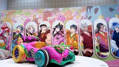 『ツイステ』期間限定イベント“シュガー・レース”開催を記念した大型交通広告が渋谷に登場。リリアのカートを再現した立体物も展示