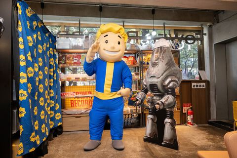 『フォールアウト』東京コラボカフェの店内装飾が公開。『Fallout 4』ダイアモンドシティ大型パノラマタペストリーや等身大タカハシパネルを設置