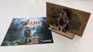 Switch2『ゼルダの伝説 時のオカリナ』楽天限定特典は木製ジオラマスタンド。アクスタとは異なるぬくもり＆木の香り。子どもリンクがカラーでプリントされたコレクションアイテム