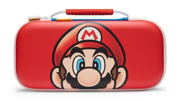 マリオがどデカく描かれたSwitch2対応のプロテクションケース。ハテナブロックのチャーム、内部には隠れマリオタグも配置