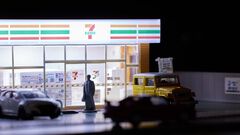 セブンイレブンのジオラマが『トミカ』より12月16日発売。2種類のLEDライトで夜のコンビニも演出できるなどリアルに再現。“tomica VIEW”シリーズ第1弾
