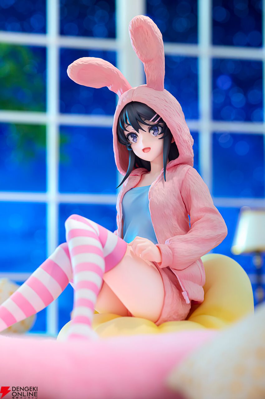 青ブタ』桜島麻衣がウサ耳パーカー姿でフィギュアに。フードを被ってい