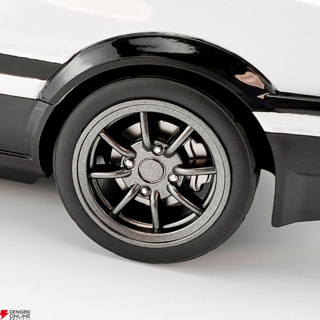 jada toys トヨタ AE86 藤原とうふ店 レイズホイール 頭文字D』主人公・藤原拓海の“TOYOTA AE86 トレノ”がウェット