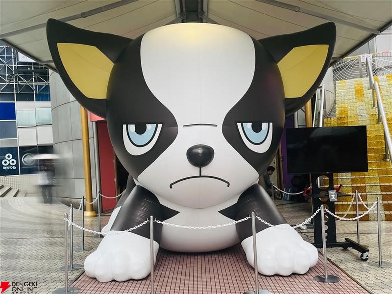 SHIBUYA109に『ジョジョ』3部のイギーの“デカかわッバルーン”が