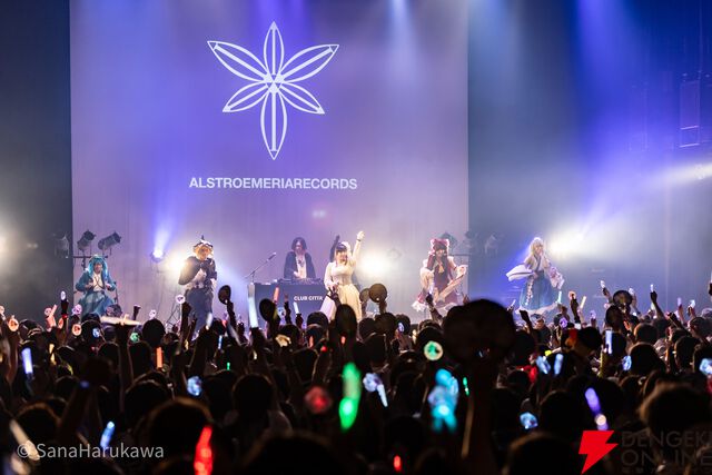 Alstroemeria Recordsがトップバッター。ボーカルあり、インストありで圧巻のダンスパフォーマンスも見もの。締めはやっぱりあの曲！【ロスワライブ2025レポ①】