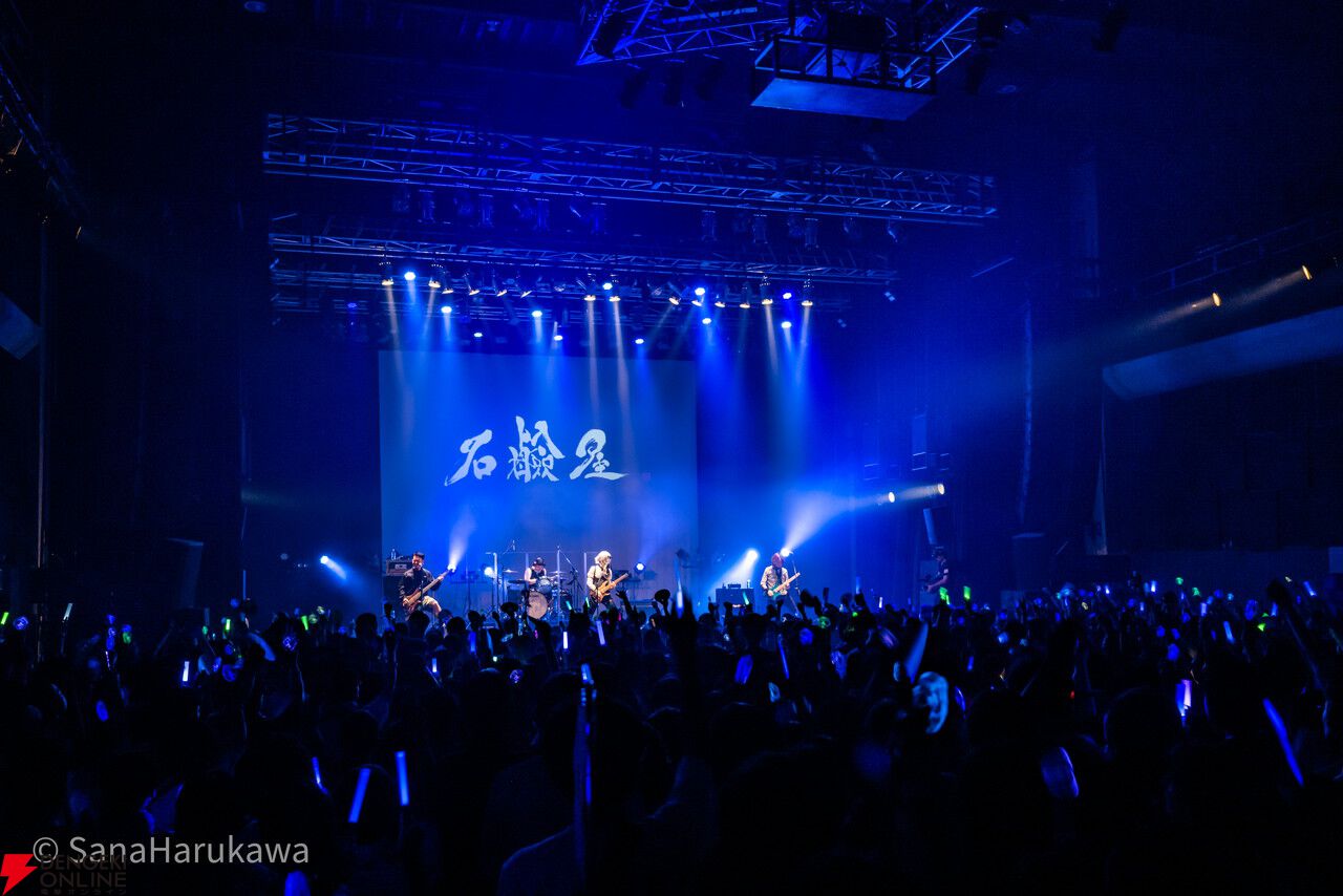 石鹸屋のステージはまさに“体感5分”。激しいロック調の楽曲で一気に駆け抜け、ZUNさんいじりにも笑いが【ロスワライブ2025レポ⑤】