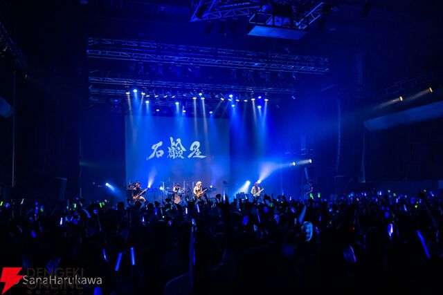 石鹸屋のステージはまさに“体感5分”。激しいロック調の楽曲で一気に駆け抜け、ZUNさんいじりにも笑いが【ロスワライブ2025レポ⑤】