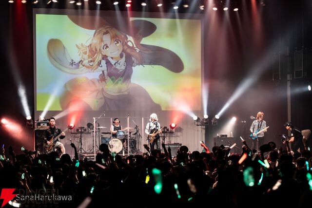 石鹸屋のステージはまさに“体感5分”。激しいロック調の楽曲で一気に駆け抜け、ZUNさんいじりにも笑いが【ロスワライブ2025レポ⑤】
