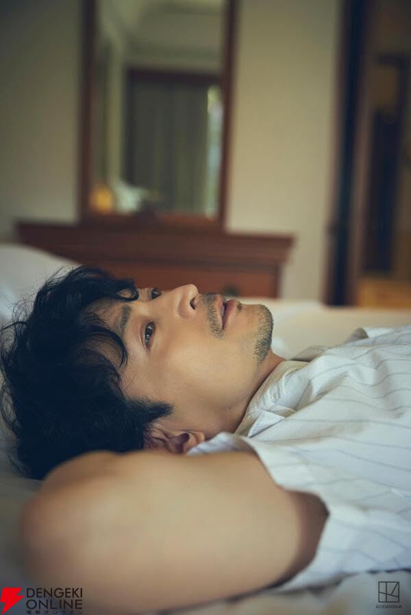 写真集『津田健次郎 PHOTOBOOK since1995』が3/14発売。豊富な写真と