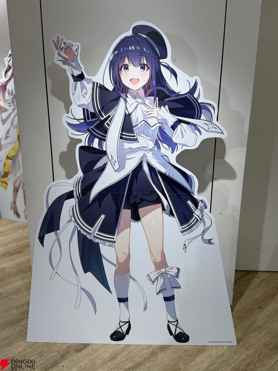 アイドリープライド』広々した会場に並ぶ描き下ろし衣装パネル、ライブ