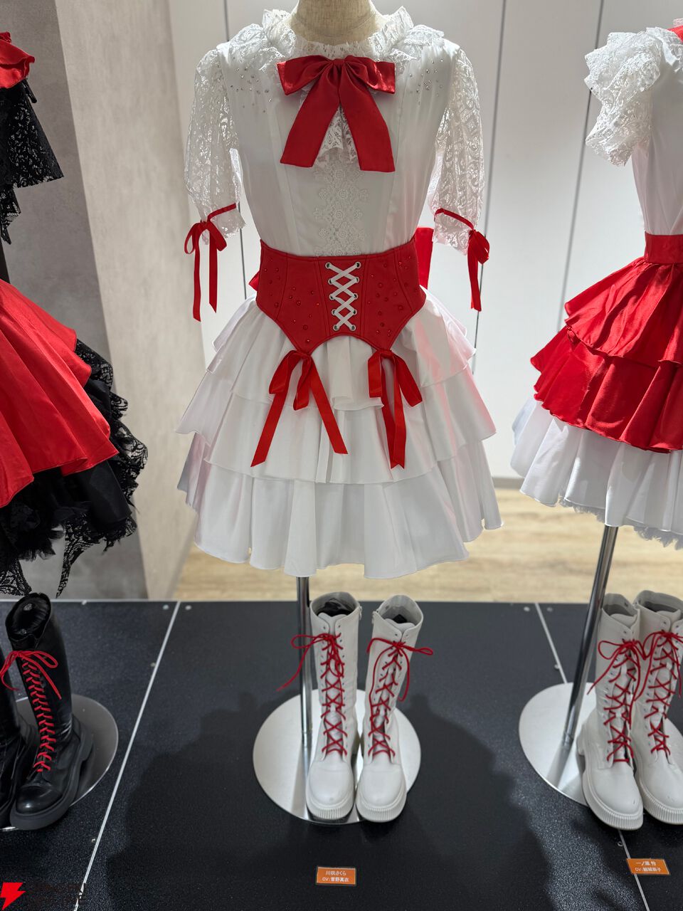 『アイドリープライド』広々した会場に並ぶ描き下ろし衣装パネル、ライブ衣装展示が壮観で眼福！ グッズ展示に物欲がそそられた“POP UP STORE～Stylish Choir～”フォトレポート【ことめぐのアイプラ日記#10】