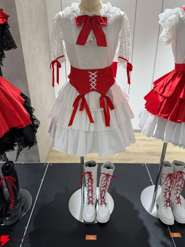 『アイドリープライド』広々した会場に並ぶ描き下ろし衣装パネル、ライブ衣装展示が壮観で眼福！ グッズ展示に物欲がそそられた“POP UP STORE～Stylish Choir～”フォトレポート【ことめぐのアイプラ日記#10】