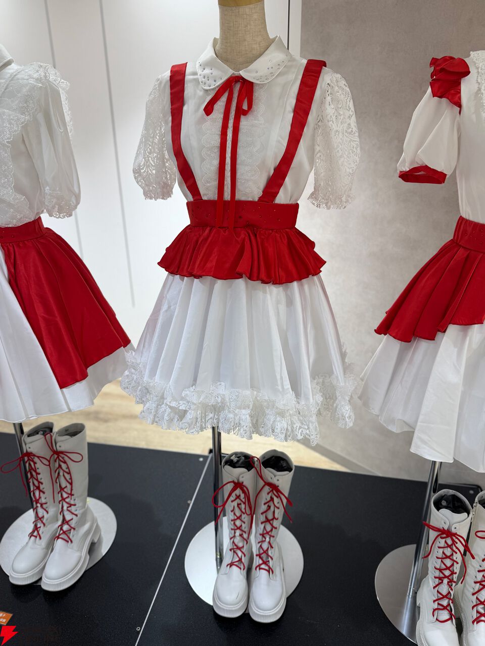 アイドリープライド』広々した会場に並ぶ描き下ろし衣装パネル、ライブ