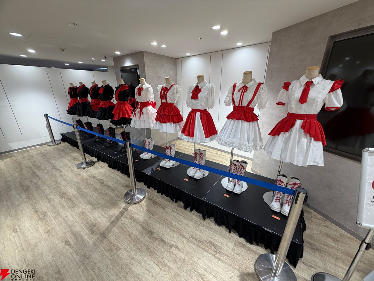 アイドリープライド』広々した会場に並ぶ描き下ろし衣装パネル、ライブ