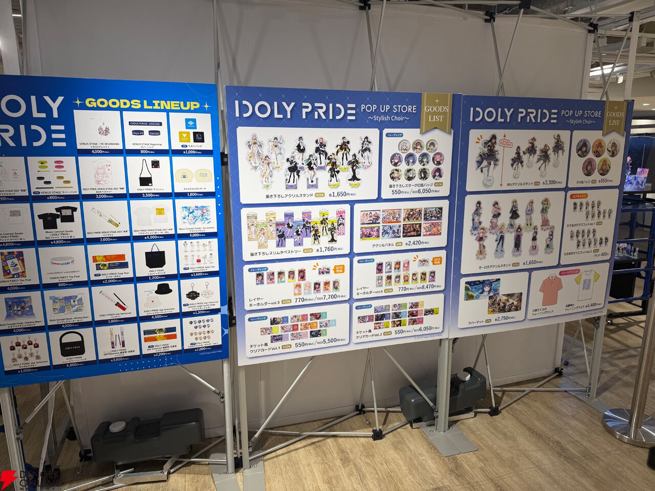 『アイドリープライド』広々した会場に並ぶ描き下ろし衣装パネル、ライブ衣装展示が壮観で眼福！ グッズ展示に物欲がそそられた“POP UP STORE～Stylish Choir～”フォトレポート【ことめぐのアイプラ日記#10】