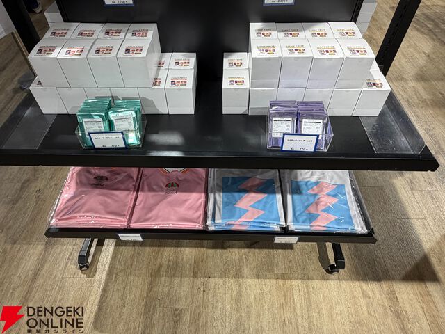 『アイドリープライド』広々した会場に並ぶ描き下ろし衣装パネル、ライブ衣装展示が壮観で眼福！ グッズ展示に物欲がそそられた“POP UP STORE～Stylish Choir～”フォトレポート【ことめぐのアイプラ日記#10】