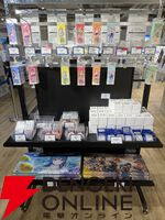 『アイドリープライド』広々した会場に並ぶ描き下ろし衣装パネル、ライブ衣装展示が壮観で眼福！ グッズ展示に物欲がそそられた“POP UP STORE～Stylish Choir～”フォトレポート【ことめぐのアイプラ日記#10】