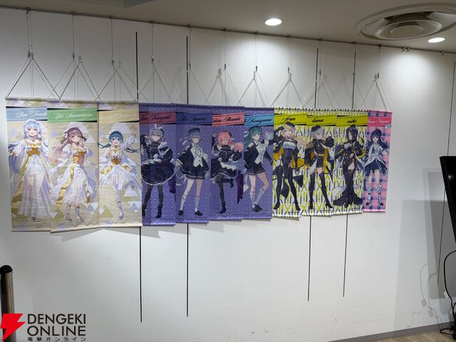 『アイドリープライド』広々した会場に並ぶ描き下ろし衣装パネル、ライブ衣装展示が壮観で眼福！ グッズ展示に物欲がそそられた“POP UP STORE～Stylish Choir～”フォトレポート【ことめぐのアイプラ日記#10】