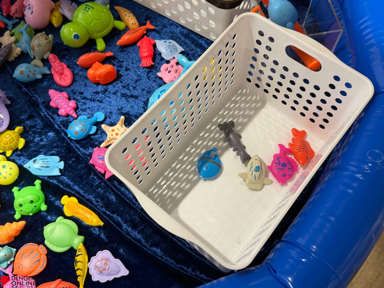 『アイドリープライド』広々した会場に並ぶ描き下ろし衣装パネル、ライブ衣装展示が壮観で眼福！ グッズ展示に物欲がそそられた“POP UP STORE～Stylish Choir～”フォトレポート【ことめぐのアイプラ日記#10】