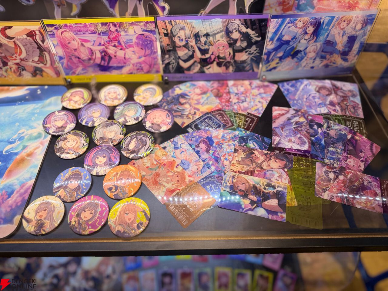 『アイドリープライド』広々した会場に並ぶ描き下ろし衣装パネル、ライブ衣装展示が壮観で眼福！ グッズ展示に物欲がそそられた“POP UP STORE～Stylish Choir～”フォトレポート【ことめぐのアイプラ日記#10】