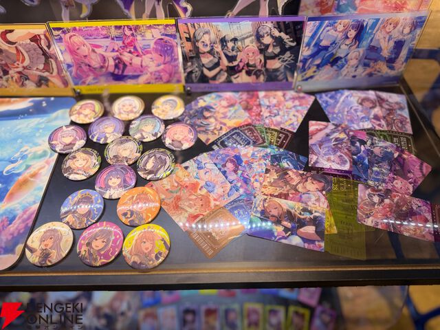 『アイドリープライド』広々した会場に並ぶ描き下ろし衣装パネル、ライブ衣装展示が壮観で眼福！ グッズ展示に物欲がそそられた“POP UP STORE～Stylish Choir～”フォトレポート【ことめぐのアイプラ日記#10】
