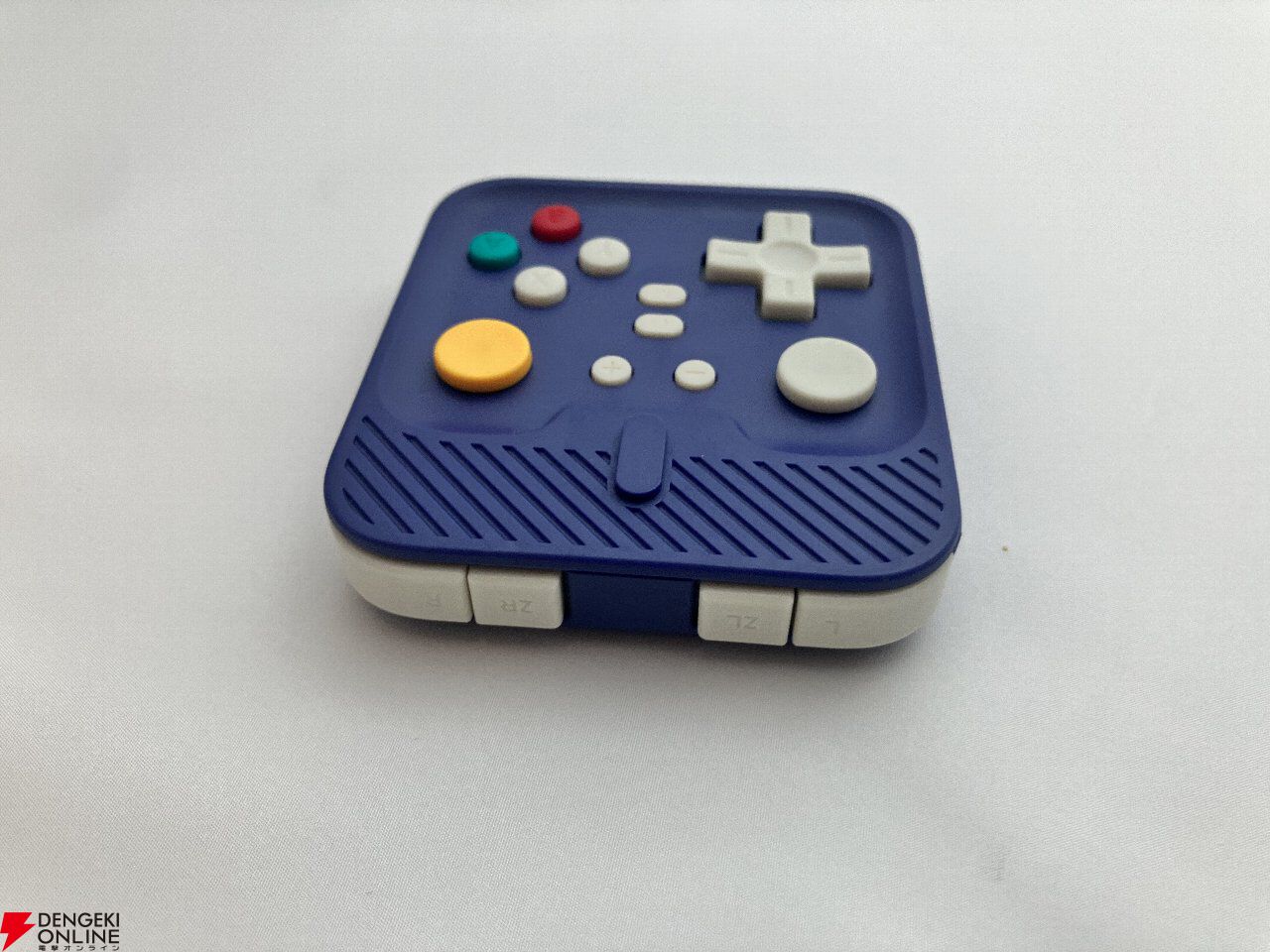 絶妙なオモチャ感と高級感が最高にエモい。レトロゲームファン必見の