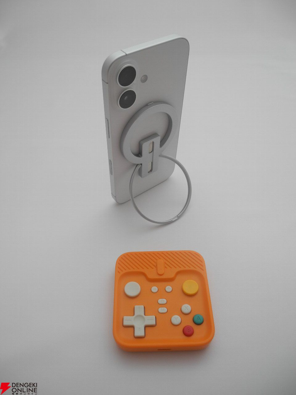 絶妙なオモチャ感と高級感が最高にエモい。レトロゲームファン必見の