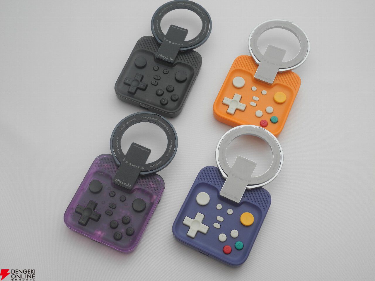 絶妙なオモチャ感と高級感が最高にエモい。レトロゲームファン必見の
