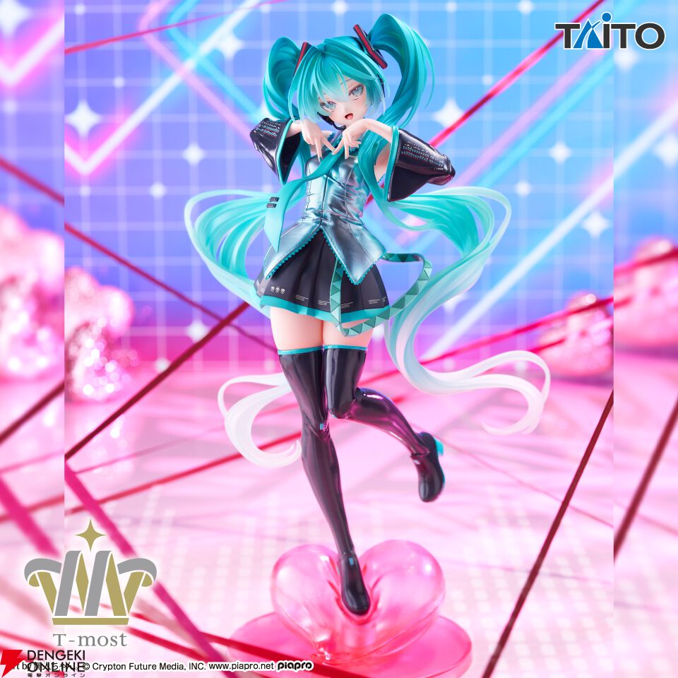 初音ミク】指で作った「M」の文字と躍動感あふれるポーズがキュート